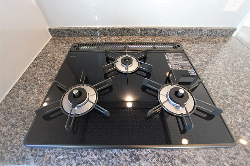 3口ガスビルトインコンロ(全間取りタイプで採用)